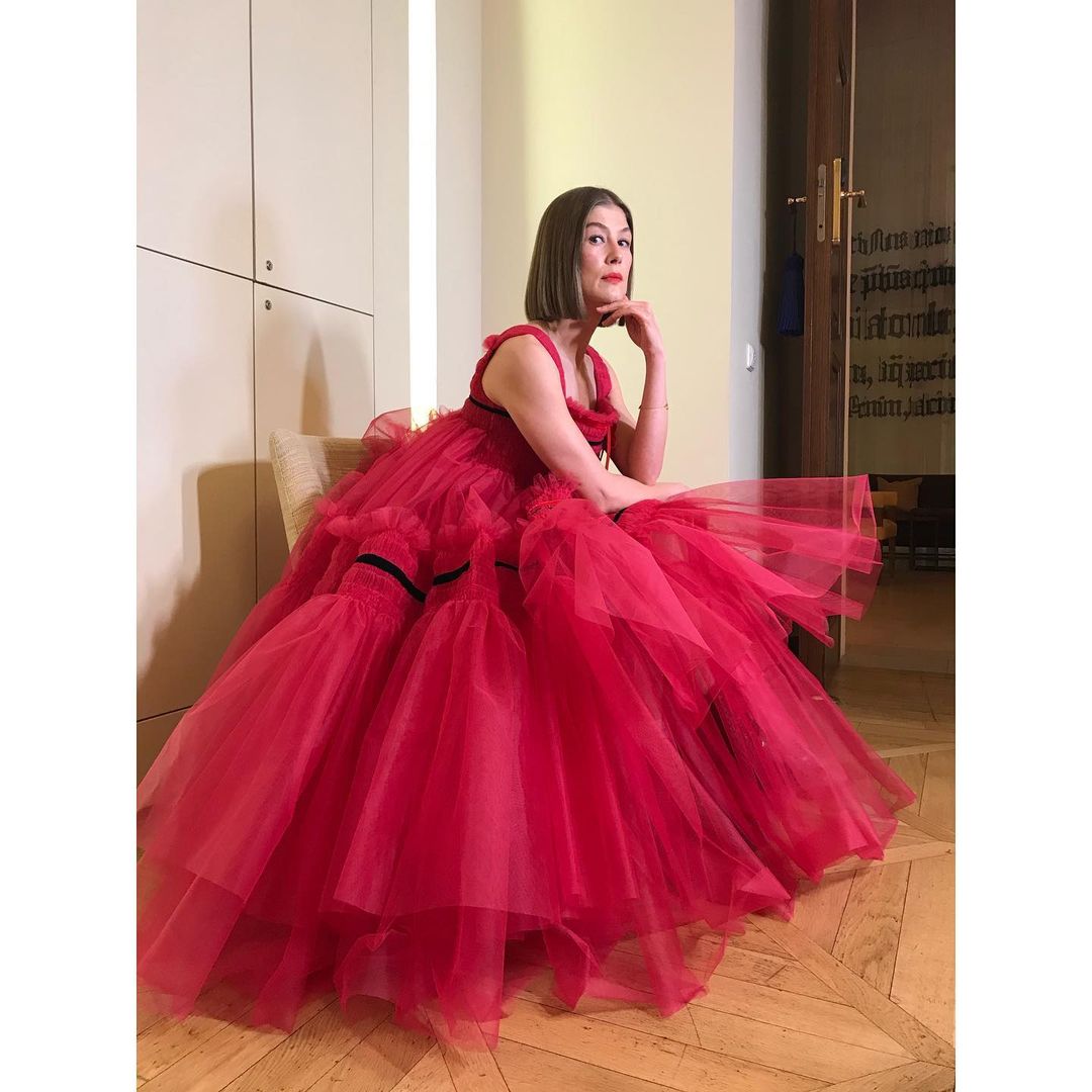 Rosamund Pike gives off elegance in this red splintered dress.