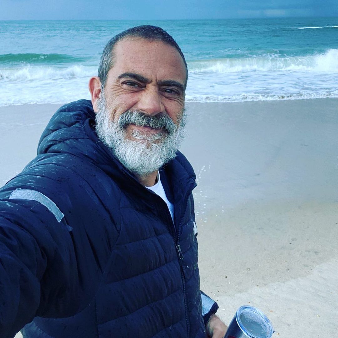 A photo showing Jeffrey Dean Morgan taking a selfie by the ocean.