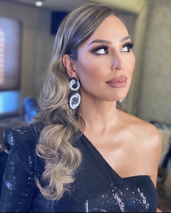 Kelly Dodd shows off her 'RHOC' confessional look.