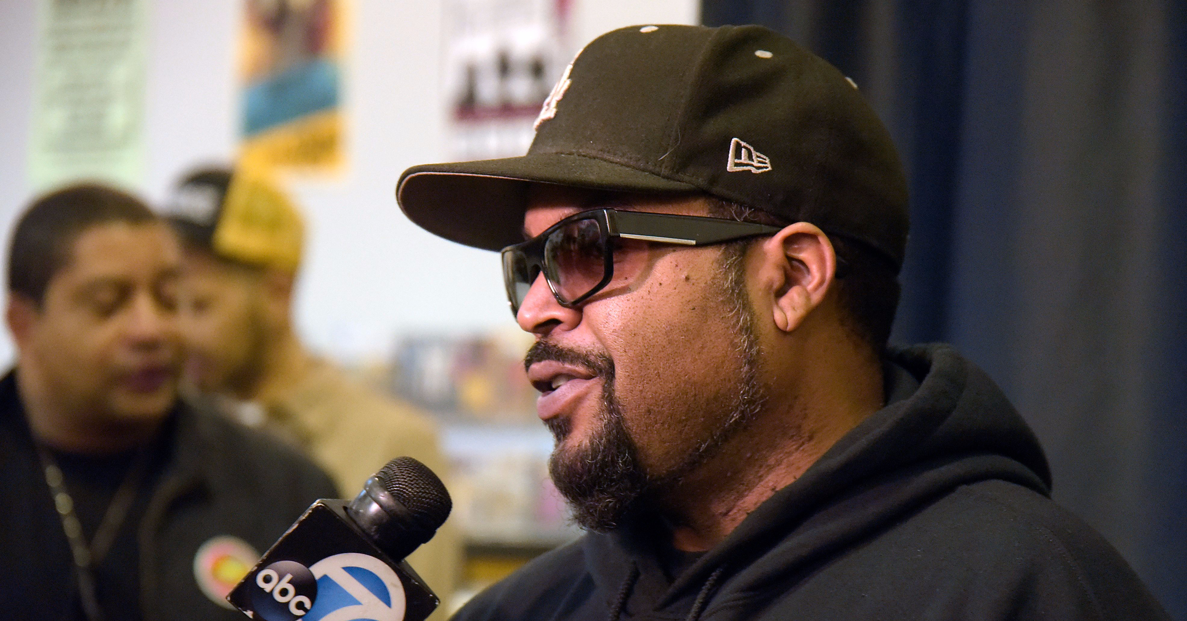 Ice Cube Regina King Marlon Wayans And More Remember Friday