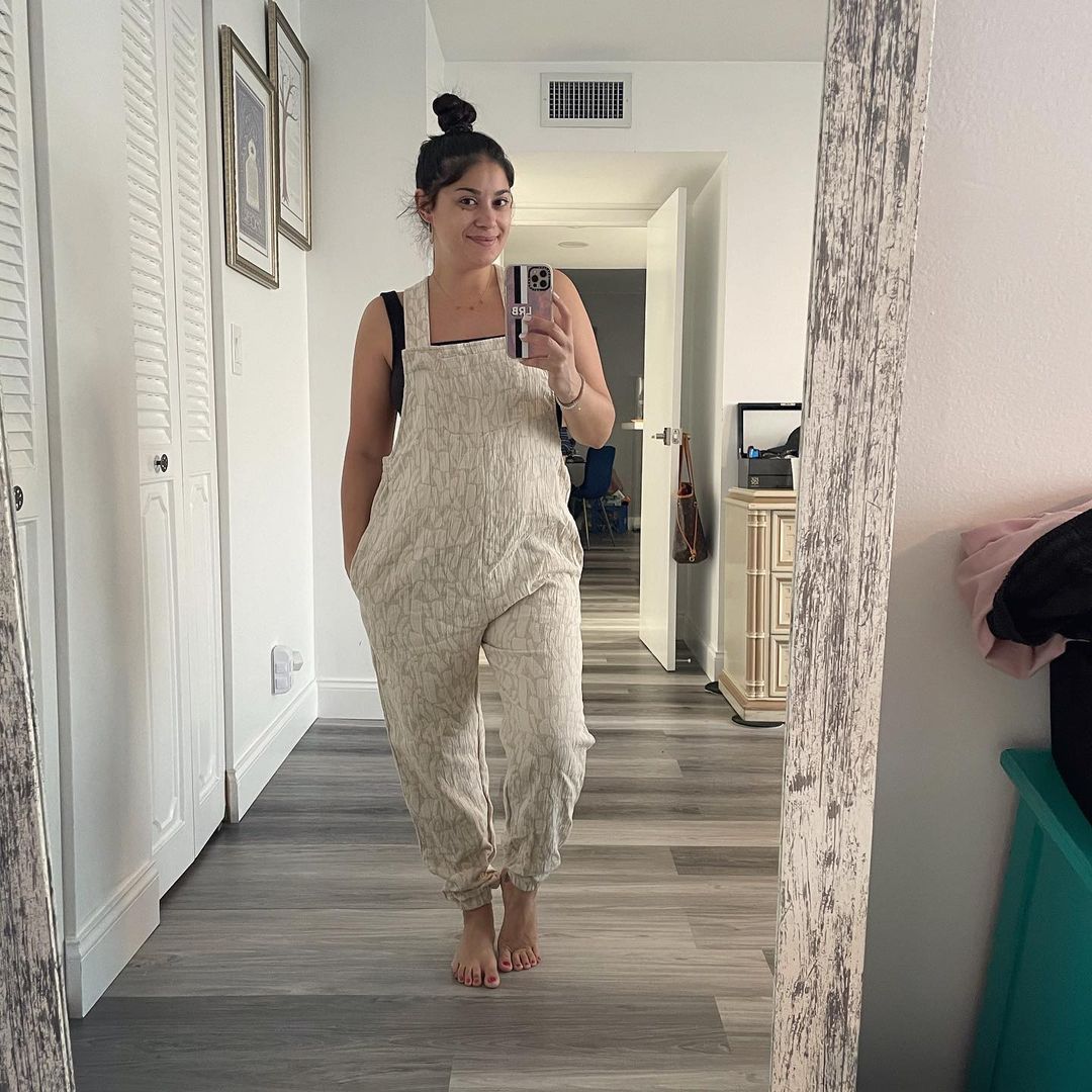 Loren Brovarnik looks amazing in this mirror selfie, showing her in a comfortable jumpsuit. 