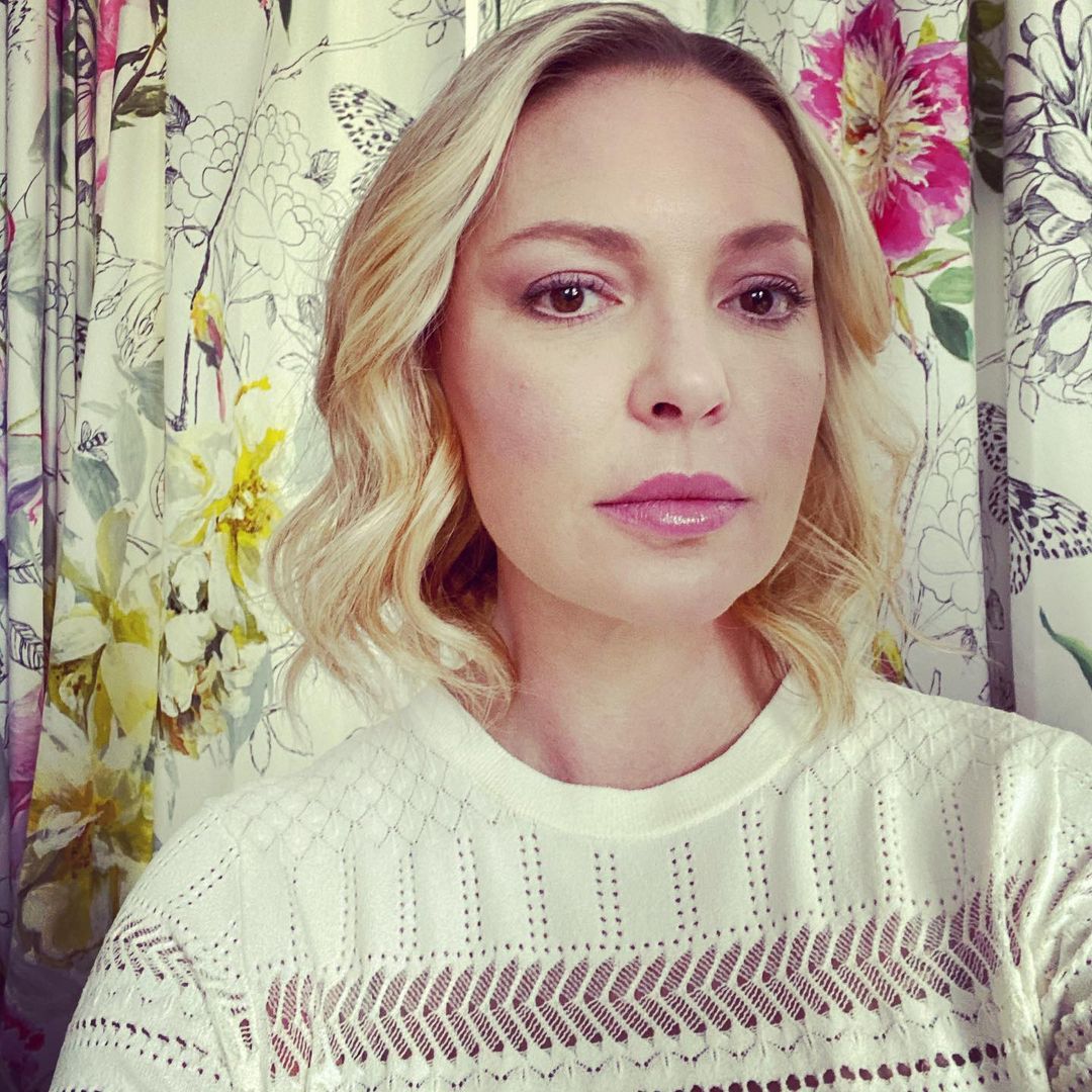 An amazing photo showing Katherine Heigl serving clear and beautiful skin in this selfie.