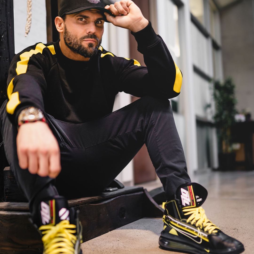 Jeremy Jackson looks incredible in a balck sweatshirt and pant, with matching sneakers.