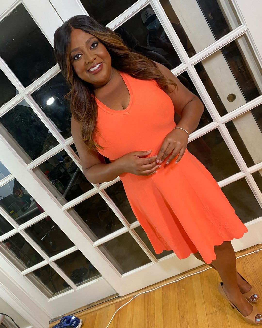 Sherri Shepherd looks amazing in this orange armless dress paired with a brown heels at her home.