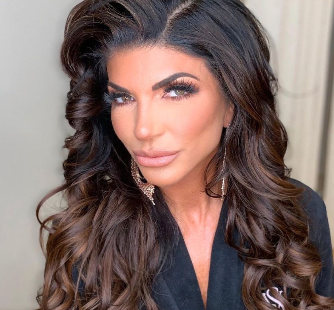 Teresa Giudice curls her dark hair.