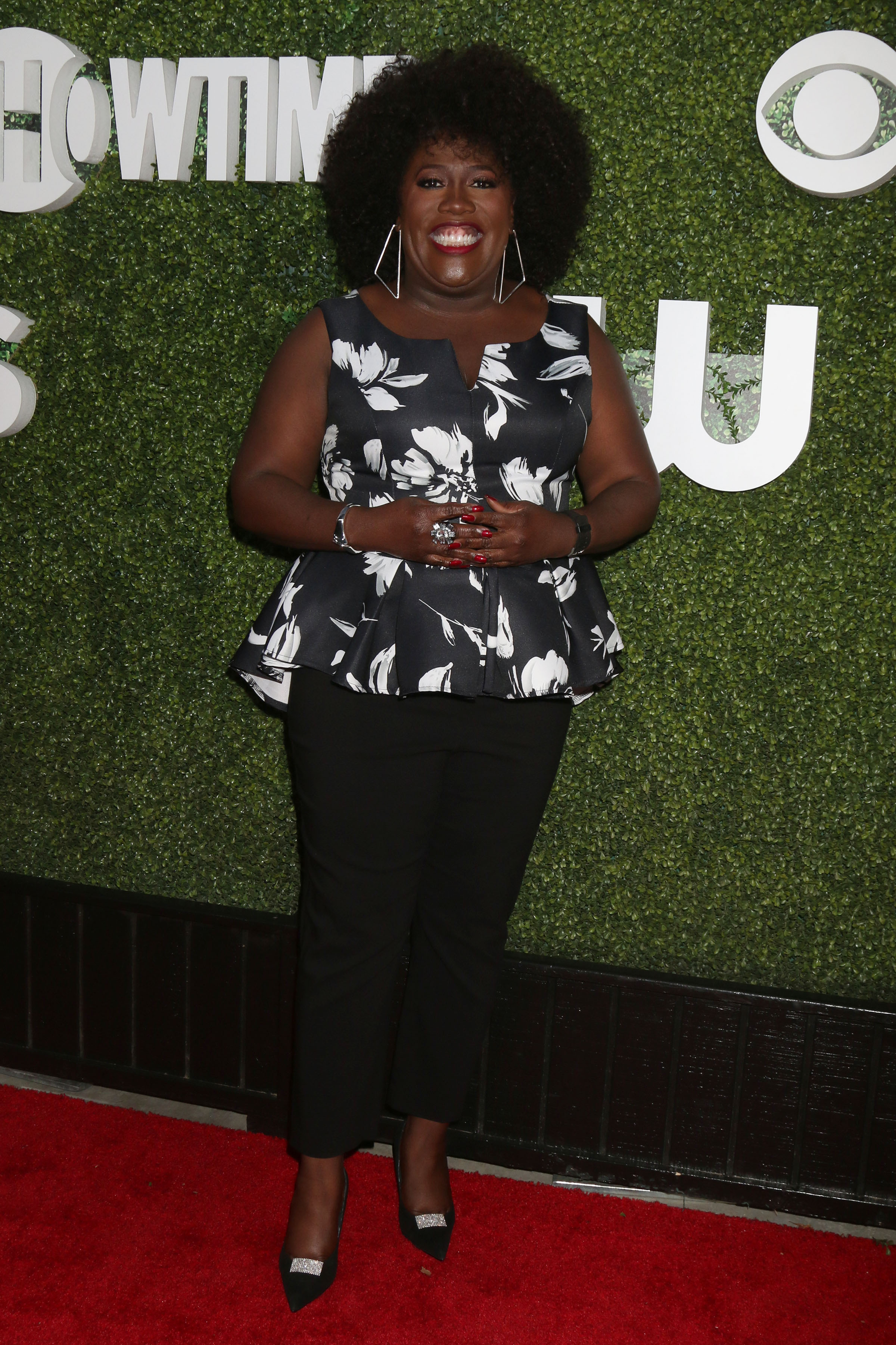 Sheryl Underwood looks absolutely gorgeous in this black pant with a black and white design blouse.