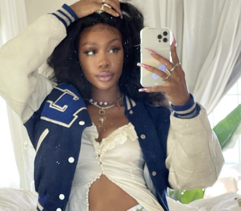 SZA taking a selfie.