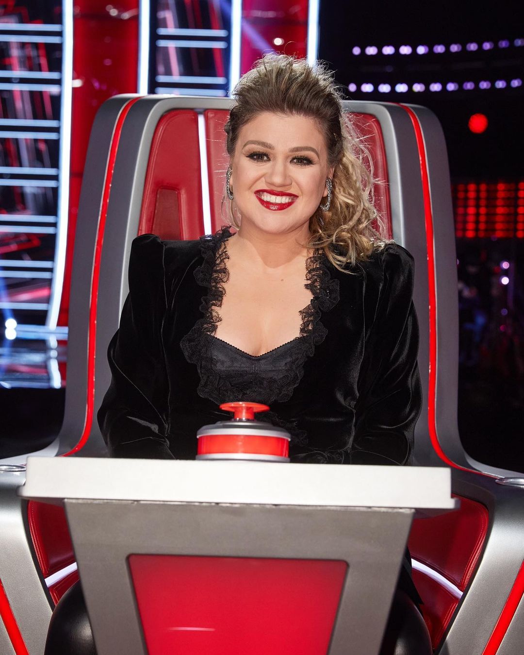 Kelly Clarkson is all smiles on her judge ckhair at 'The Voice.'