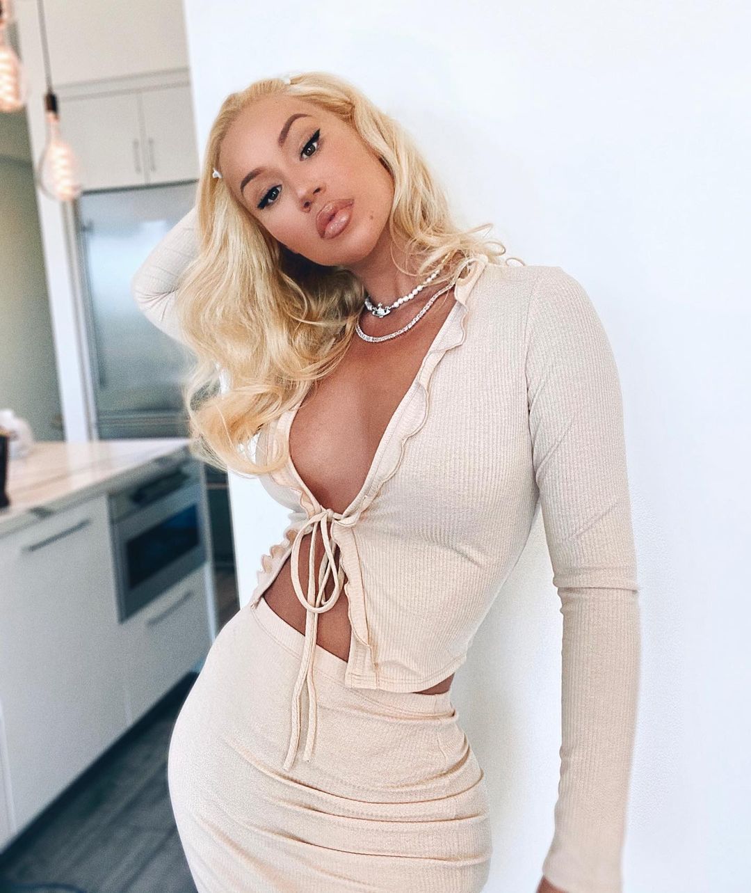 An amazing photo showing Iggy Azalea in a two-piece outfit consisting of a jacket and skintight skirt and she looks breath-taking.