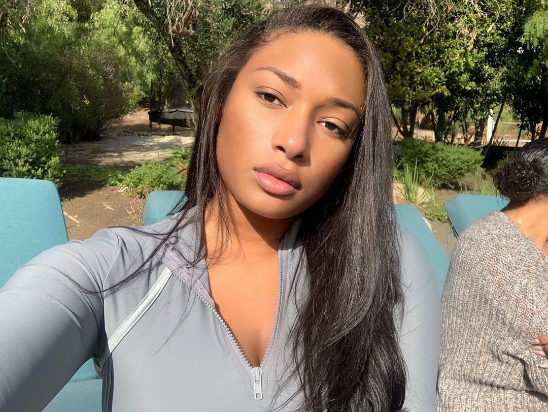 A lovely photo of Megan Thee Stallion out with family and friends on a sunny day and she looks grogeous with her make-up free face.