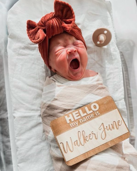 Chelsea Houska shows off daughter Walker June.