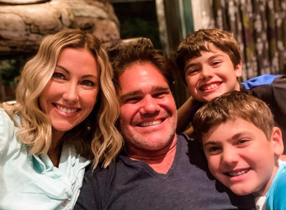 Stephanie Hollman and husband Travis pose with their two kids.