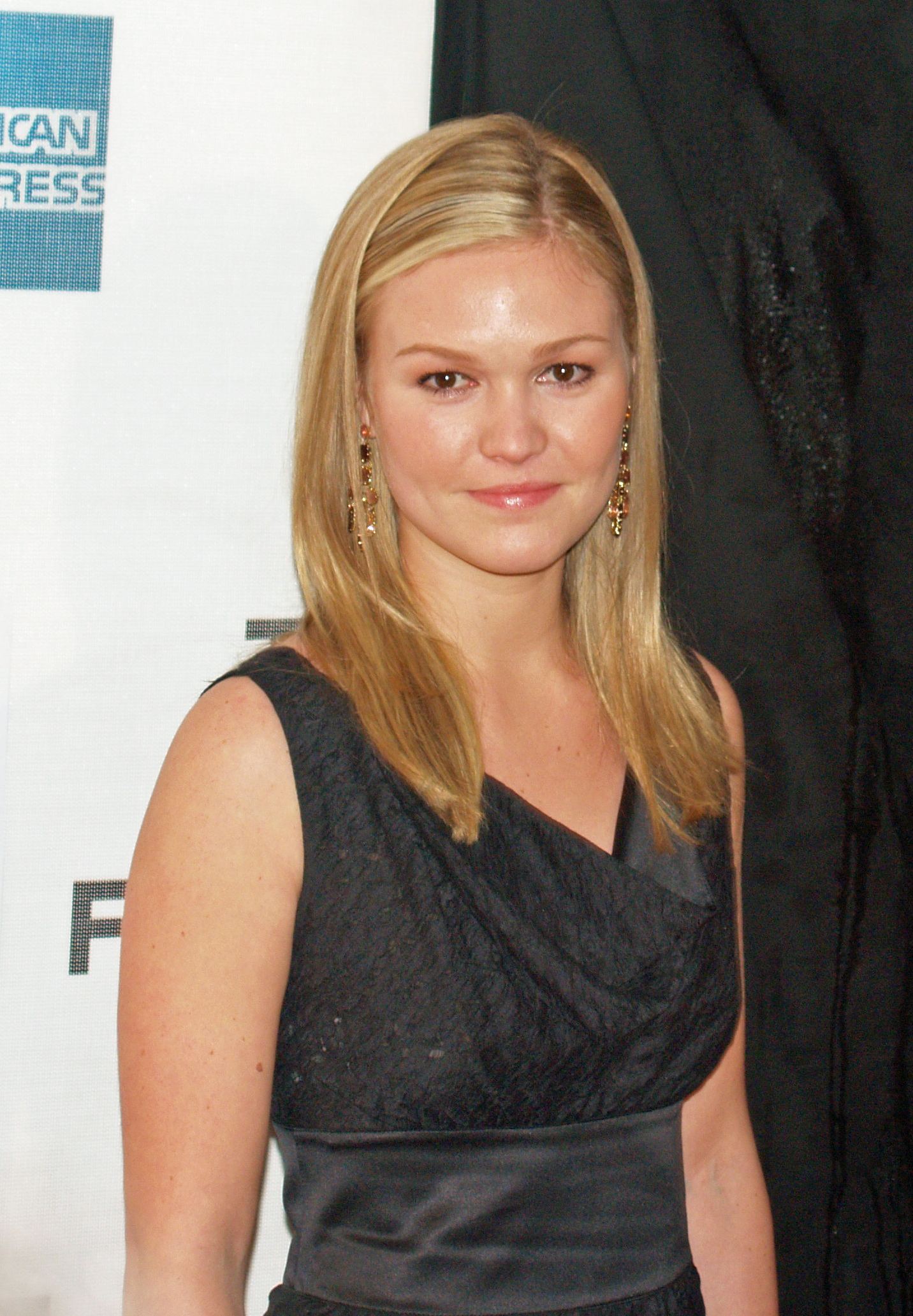 Julia Stiles poses for photographers