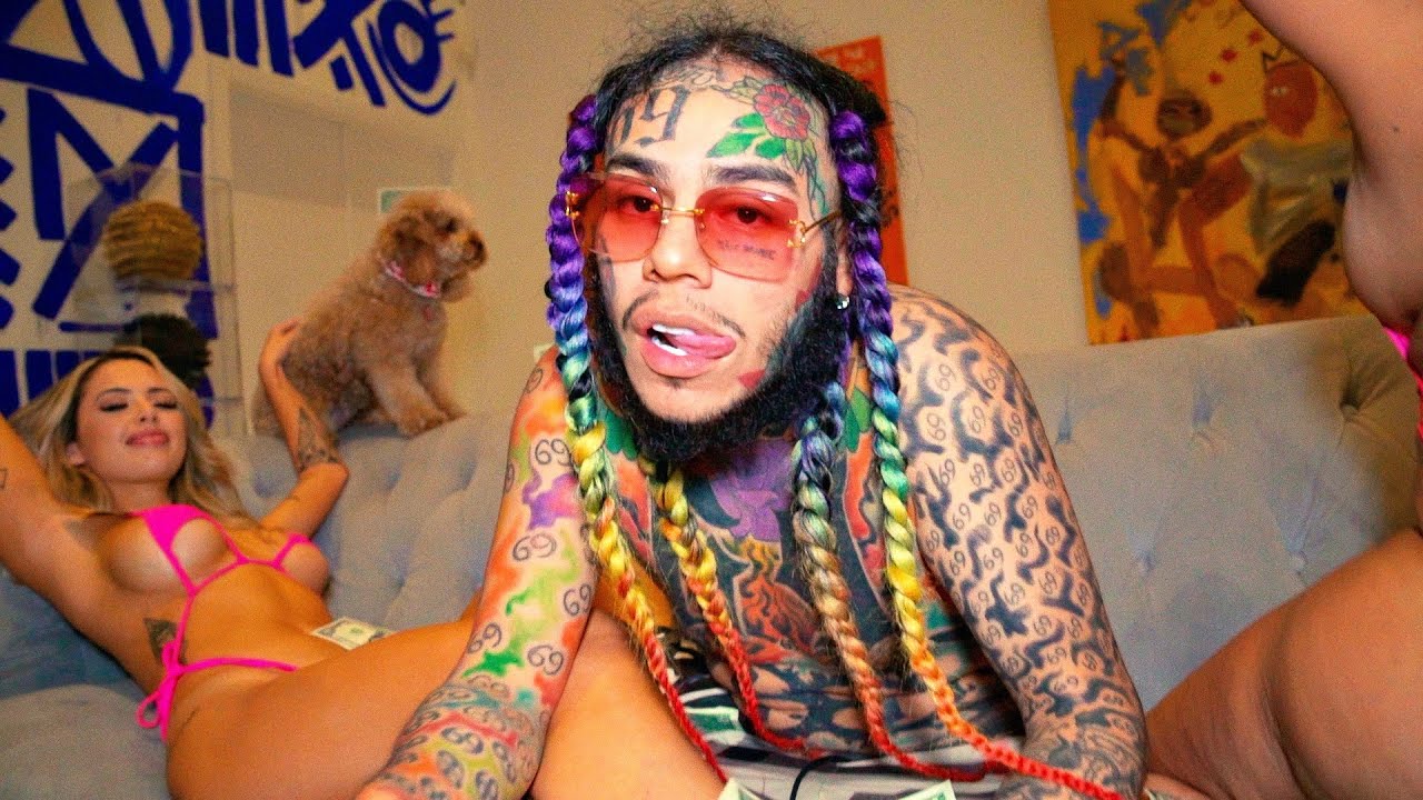 6ix9ine in his latest 'ZAZA' music video.