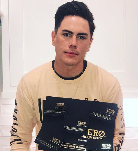 Tom Sandoval wears a beige T-shirt.