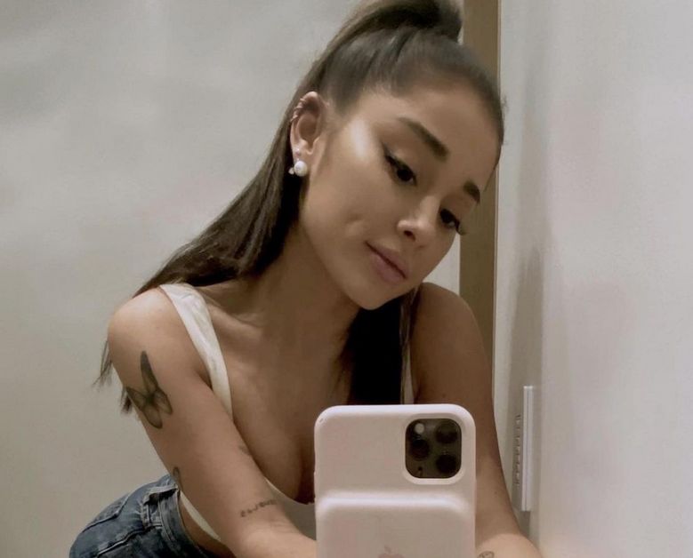 Ariana Grande selfie