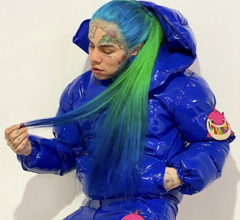 6ix9ine's blue and green hair in 2020.