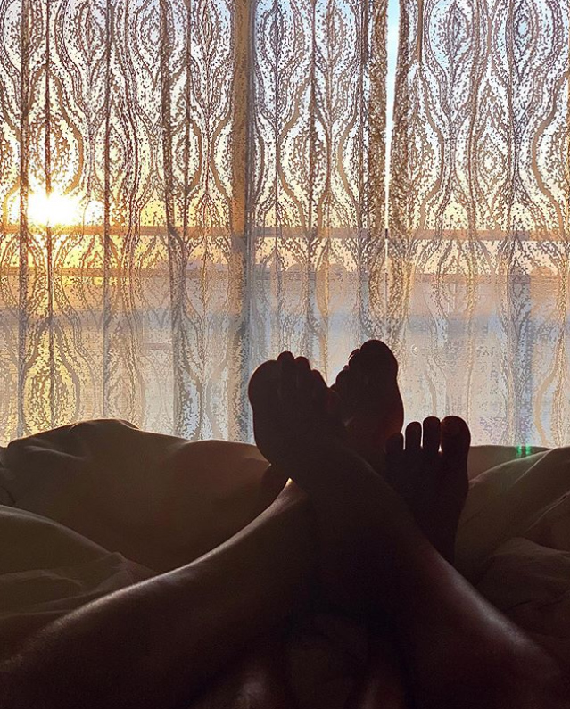 The mystery feet with Halle Berry belong to Van Hunt