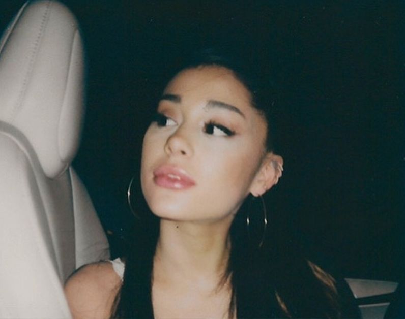 Ariana Grande in car