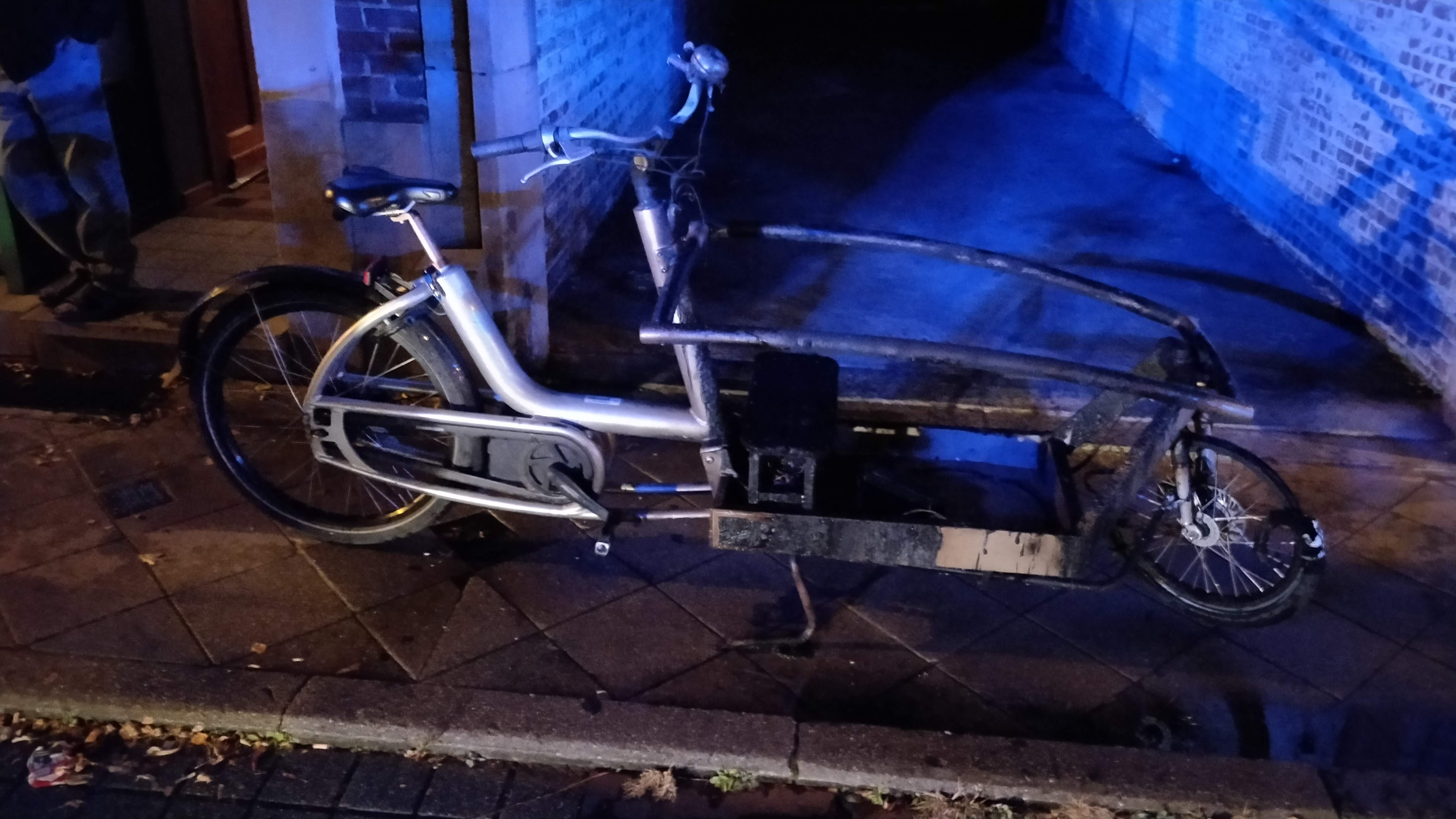 Elektrische bakfiets vat vuur. Rookmelders redden gezin.