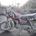 披著霜雪外衣的摩托車,好似歷盡滄桑。