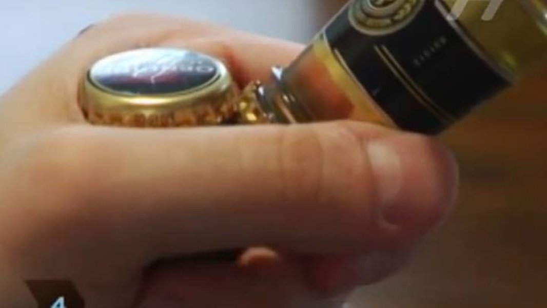 abrir-botella-una-mano-gabinete-hhx4ebpt