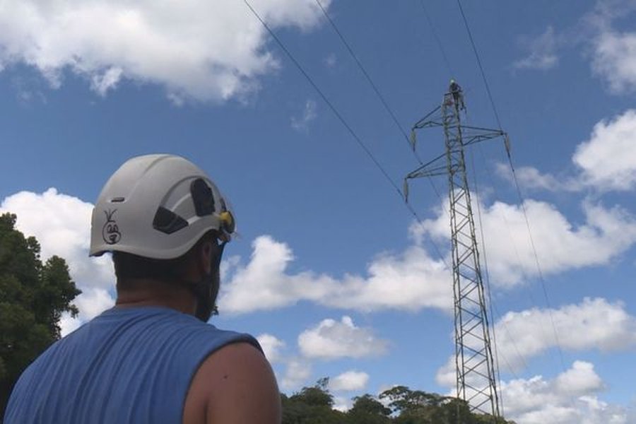 Image d'un hélicoptère déroulant des câbles électriques pour EDF.