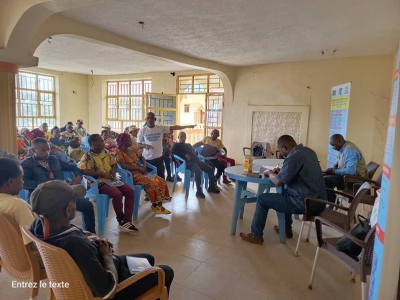 Groupe de personnes participant à une consultation publique