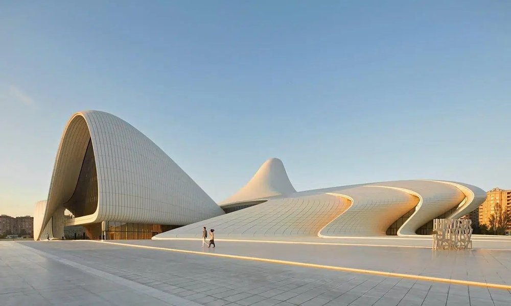 مبنى أيقوني بتصميم فريد يظهر إمكانيات الهندسة المتقدمة والمواد المبتكرة