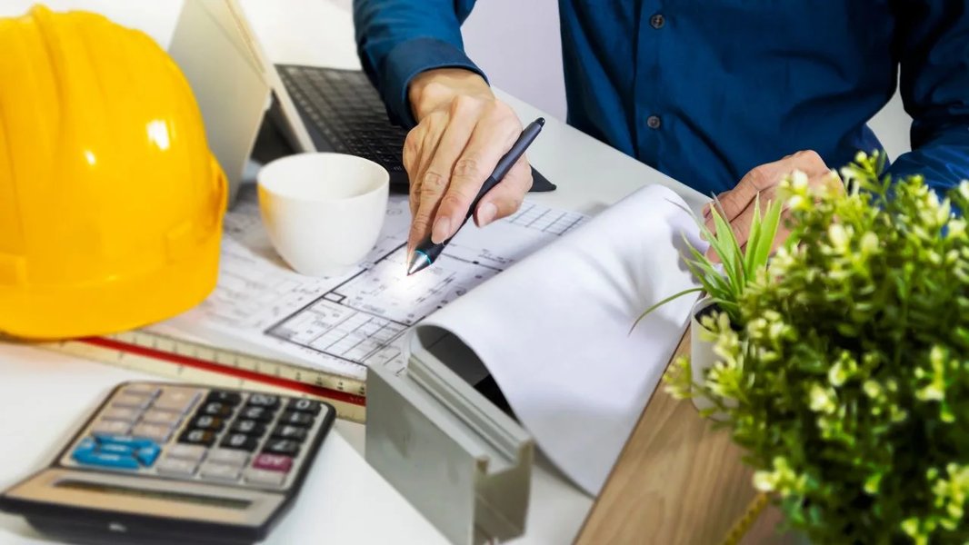 عمال بناء يستخدمون تقنيات حديثة في موقع بناء