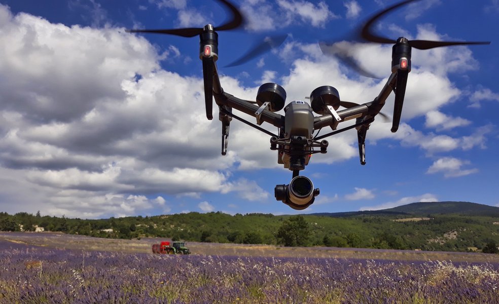 Drone survolant un champ de lavande pour l'inspection agricole
