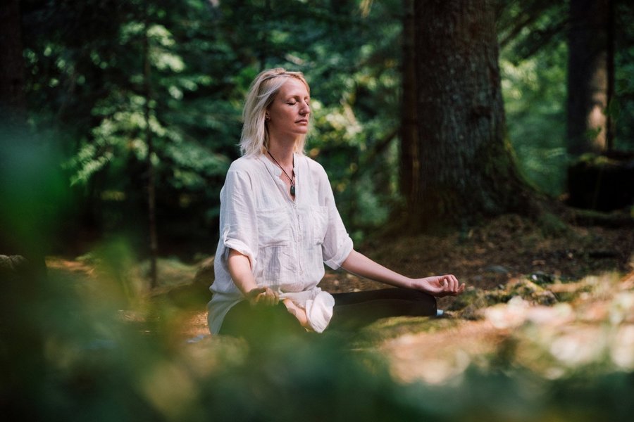 Personne pratiquant la méditation pour améliorer sa concentration.