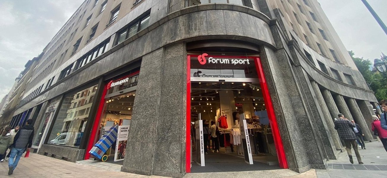 Fachada de una tienda Forum Sport moderna en Bilbao