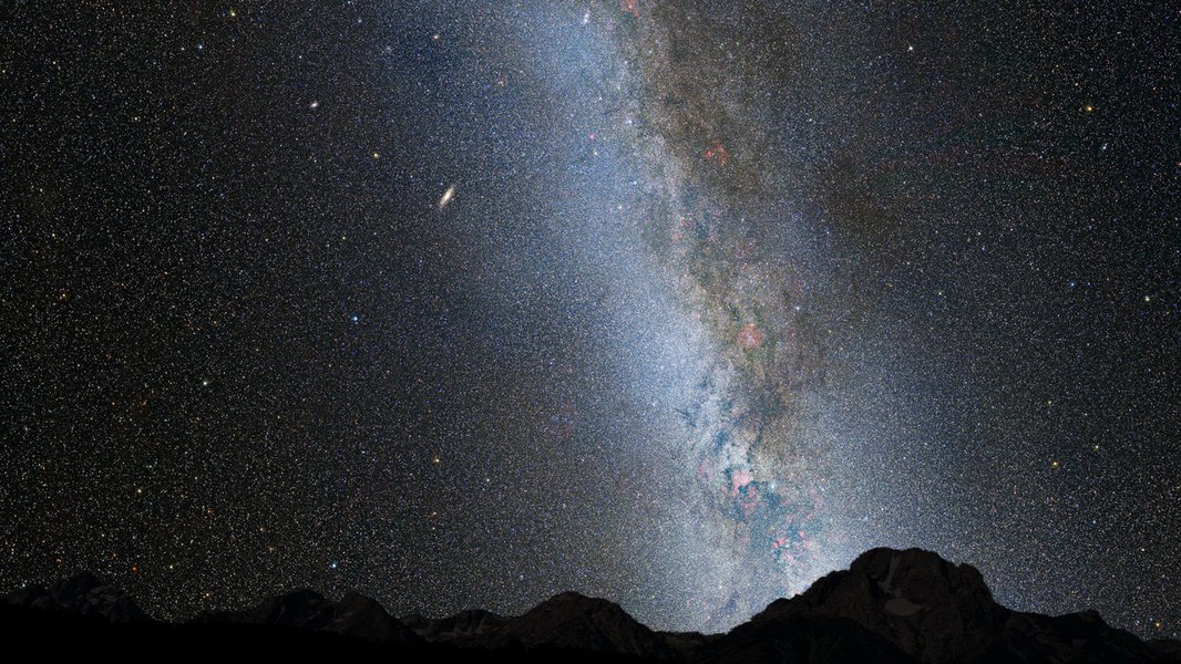 Simulation artistique de la collision future entre la Voie Lactée et la galaxie d'Andromède vue depuis la Terre.