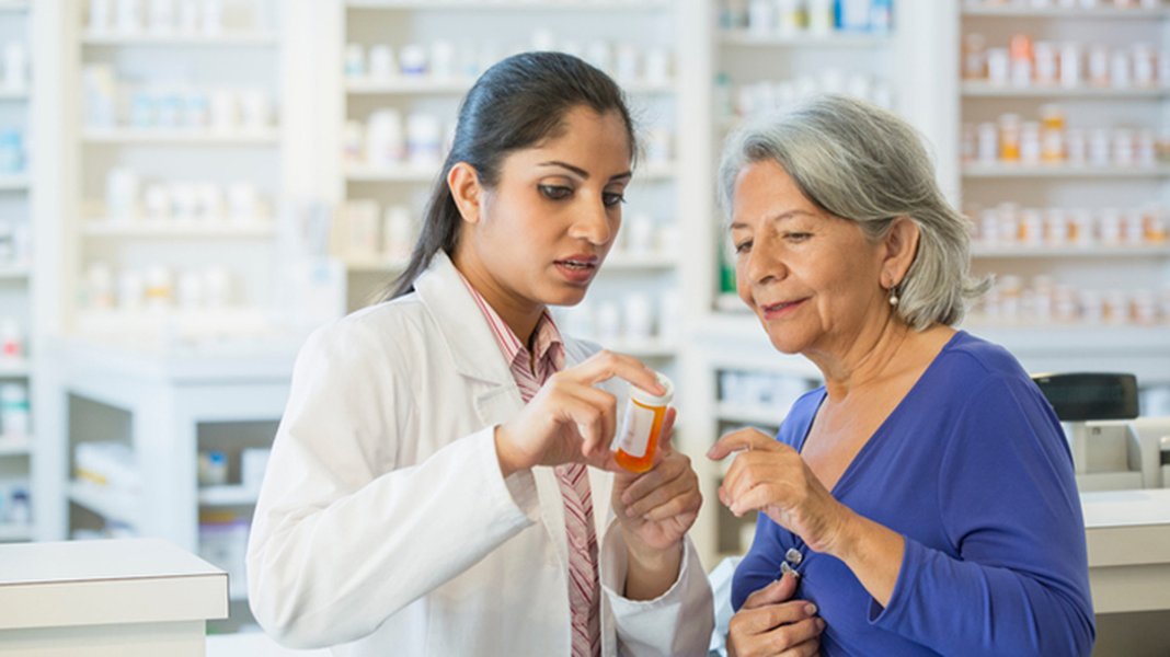 medical team discussing antibiotic dosing at patient bedside