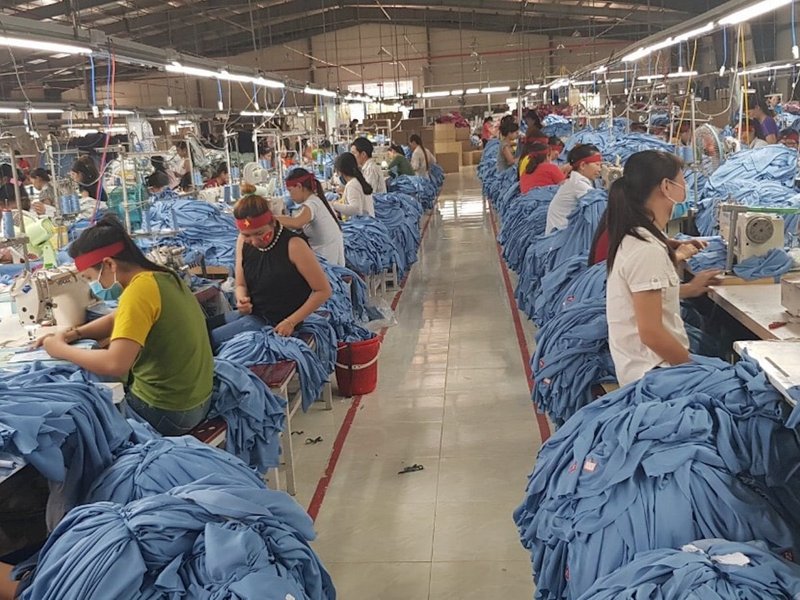 近代的な縫製工場の内部