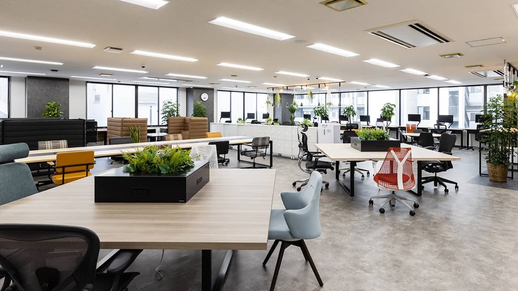 現代的なオフィスでのミーティング風景