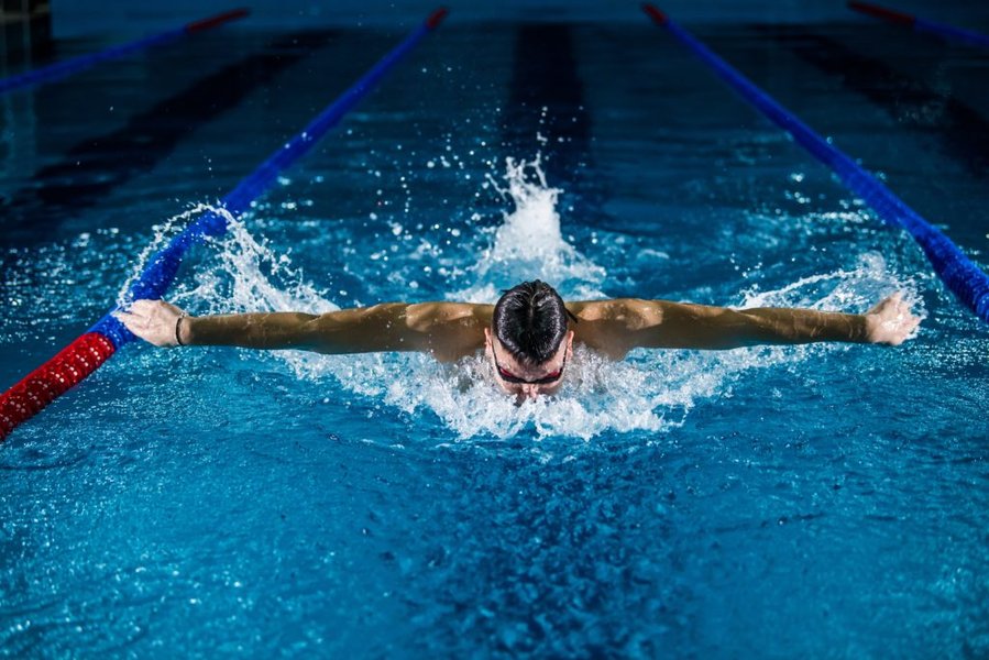 Persona practicando natación en una piscina