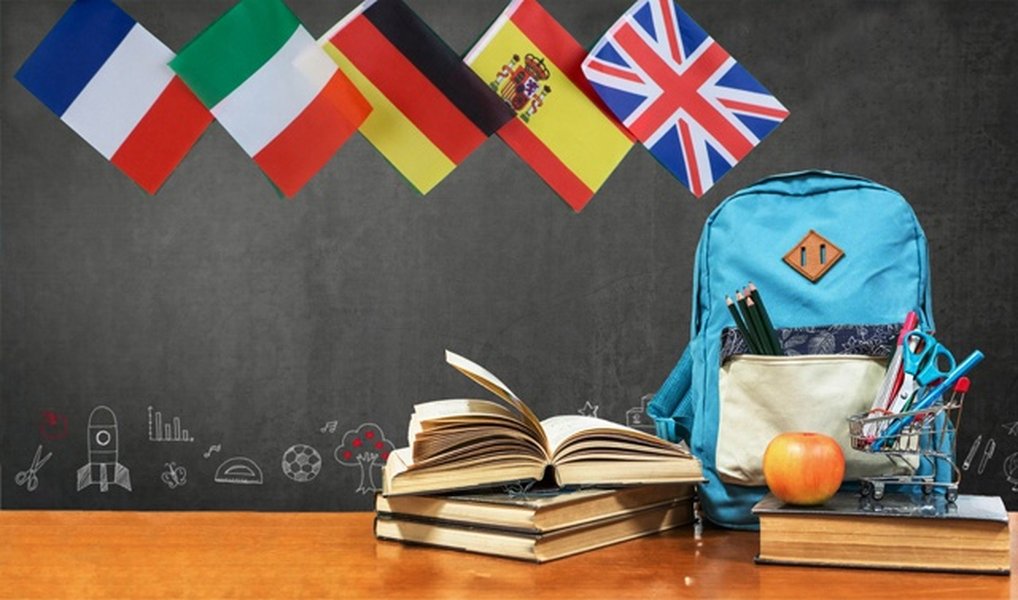 Niños aprendiendo idiomas online con un profesor