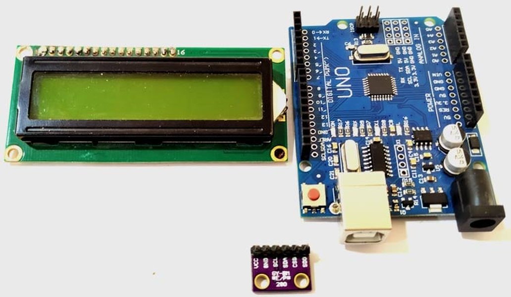 Un Arduino Uno, la plataforma ideal para comenzar tu aventura. Arduino Uno conectado a un protoboard con cables.