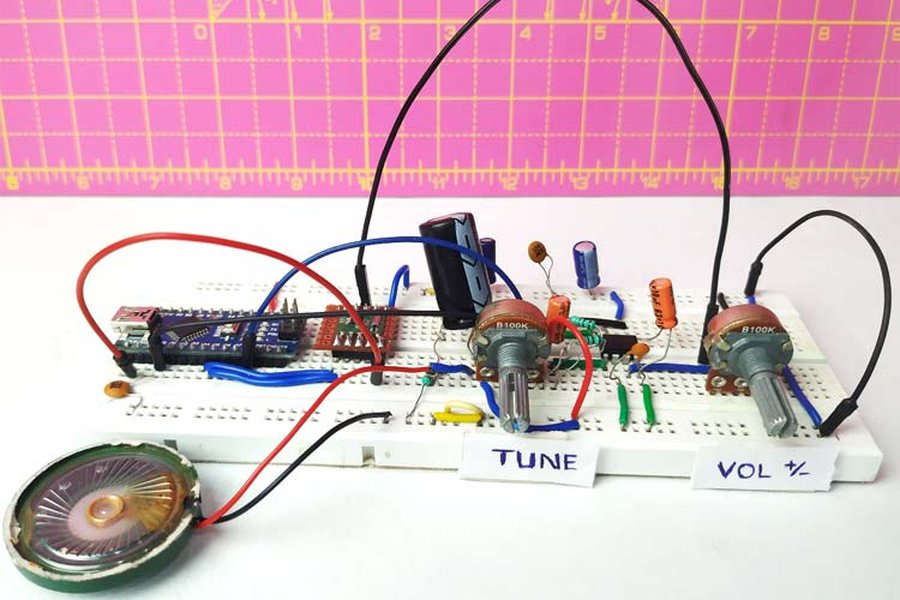 Módulo RDA5807M conectado a un Arduino en un prototipo de radio FM.