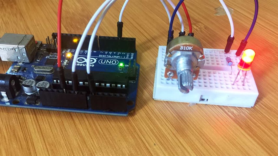 Representación visual del efecto de PWM en el brillo de un LED. Diagrama conceptual de la Modulación por Ancho de Pulso (PWM) mostrando diferentes ciclos de trabajo y el brillo resultante de un LED.