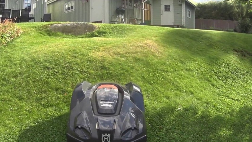 automated-grass-cutting-slopes-l7d1hz48