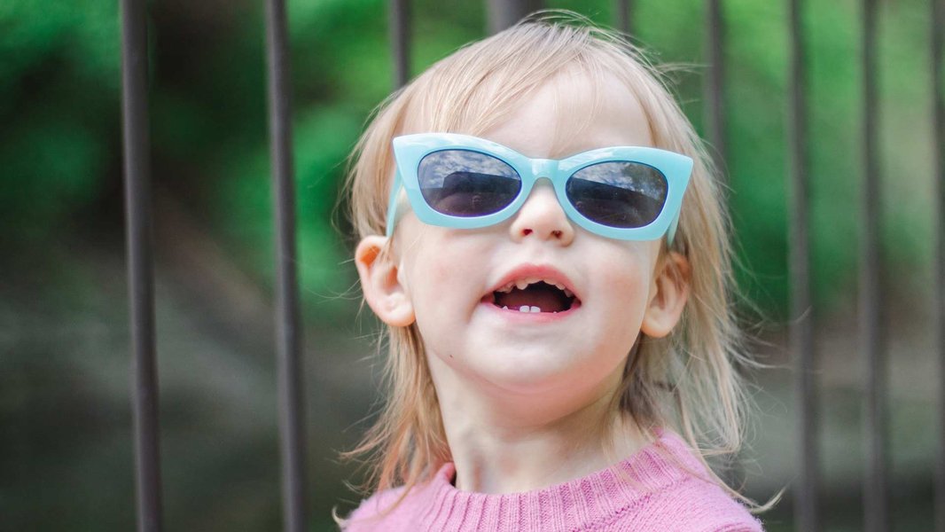 Niña leyendo con gafas