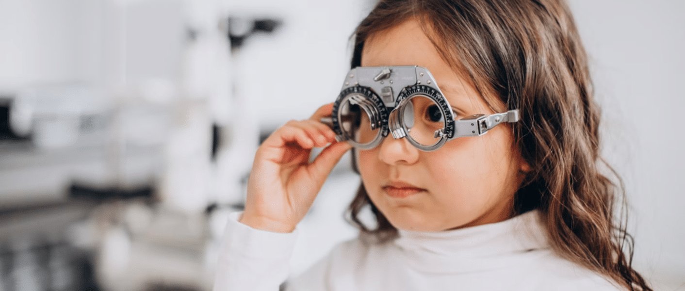 Óptico examinando la vista de una niña