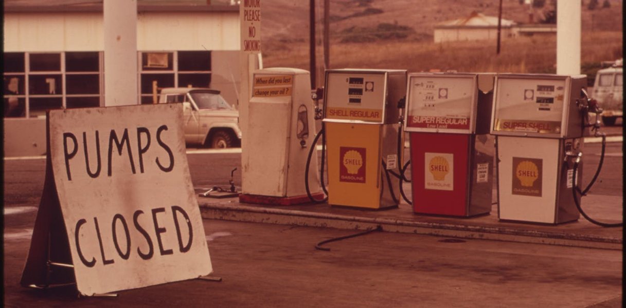 bear-roller-skates-gas-station-image-9fa8p3e9