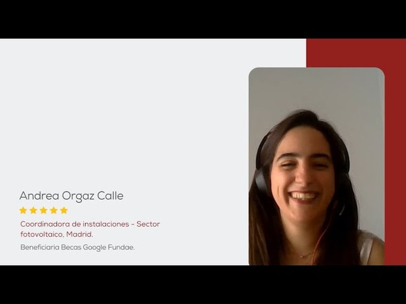 Imagen de una persona sonriendo, relacionada con una beca de Google Fundae.