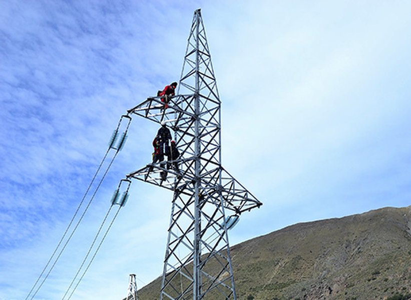 Trabajo en altura con riesgos eléctricos