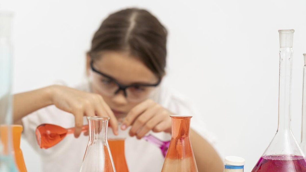become-scientist-without-university-f3jt7pbf