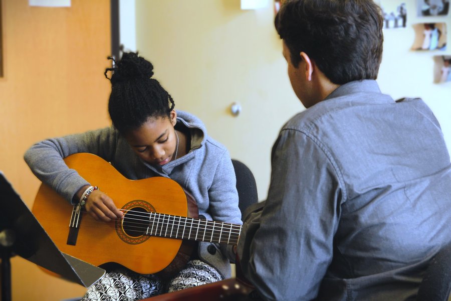 beginner-guitar-learning-tips-d8dvn590